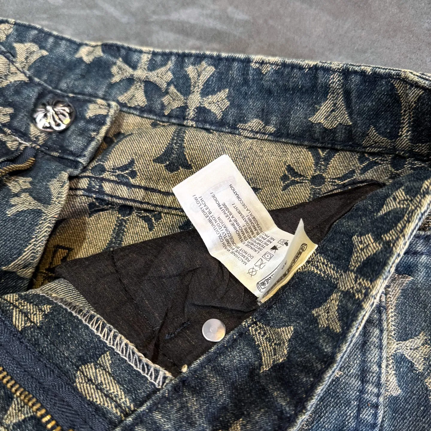P220 Chrome Hearts｜Chrome Hearts CH all-over jacquard bootcut jeans - the same style as those of Internet celebrities. Cross-printed jeans, with unique cross design elements and all-over printing, full of design sense. It is made of 100% denim cotton fabric with heavy coarse yarn count, which ensures a stiff and tough silhouette while being soft, comfortable and breathable. The lapel is designed with silver buttons and is full of texture.  The classic dark yellow cross logo is all over the pants. They are generous and full of personality without being exaggerated. They are perfect for spring and summer!    Custom hardware! Same style for couples!  The three standards are complete, and the non-market version of the same style for men and women is free to compare and the quality is absolutely guaranteed. Size: 28/30/32/34/36 (s-xxl) Waist: 72/77/82/87/92 Knee: 55/56.5/58/59.5/61 Pants length: 103.5/105.5/107.5/109.5/111.5